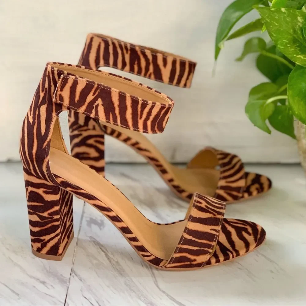 Tiger Print Block Heel - Picture 4 of 6